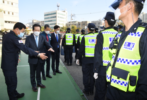 Prime minister meets police officers