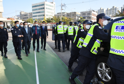 Prime minister meets police officers