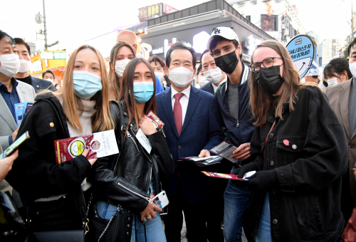 Prime minister joins mask-wearing campaign on Seoul street