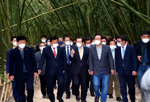 PM visits Taehwa River