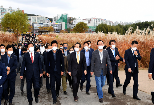 PM visits Taehwa River