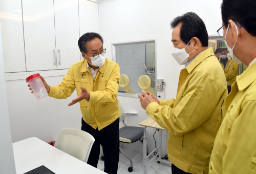 PM visits Coronavirus screening center