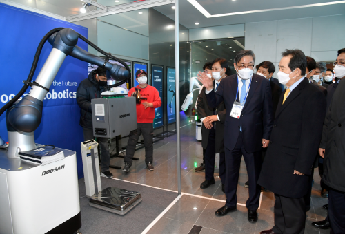 PM attends ceremony for mobile robot regulation free zone