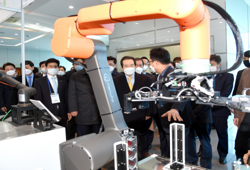 PM attends ceremony for mobile robot regulation free zone