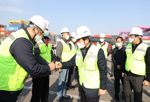 PM visits Incheon Port