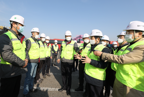 PM visits Incheon Port