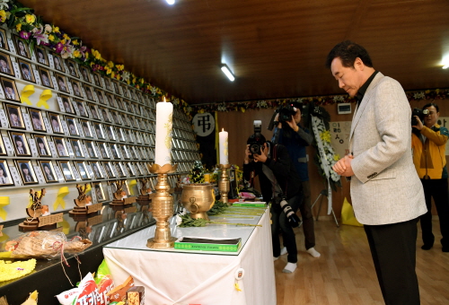 PM pays tribute to Sewol ferry victims