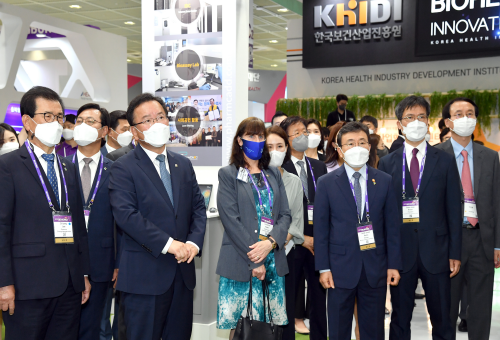 PM attends convention on biotech industry 