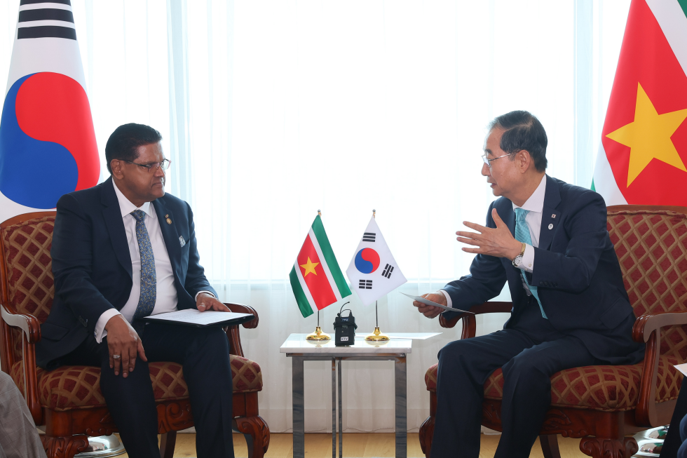 PM meets Suriname President Chandrikapersad santokhi