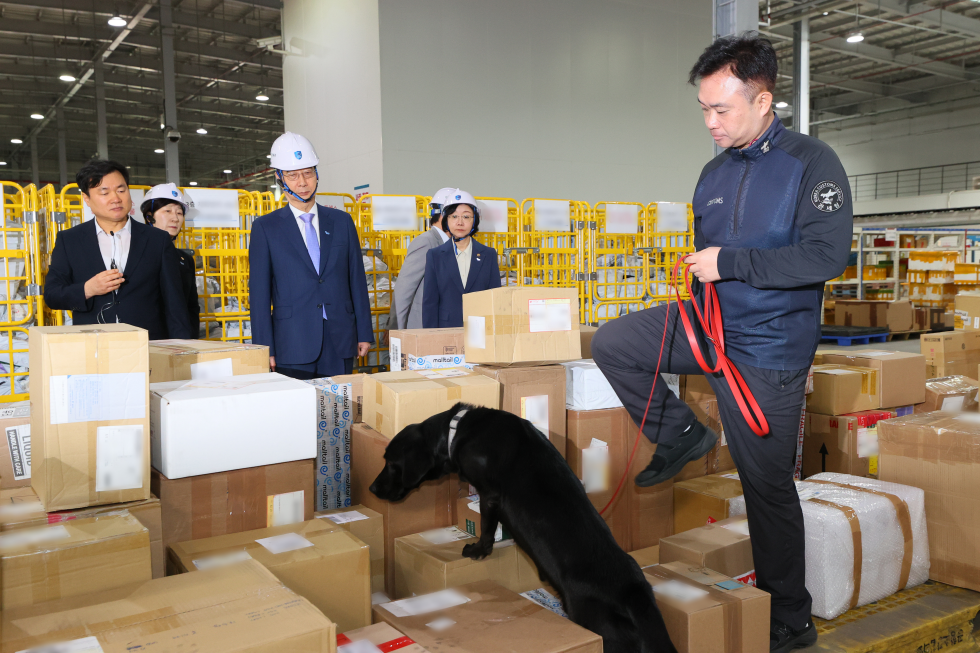 PM inspects customs office's logistics center