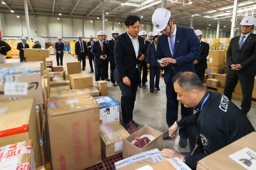 PM inspects customs office's logistics center