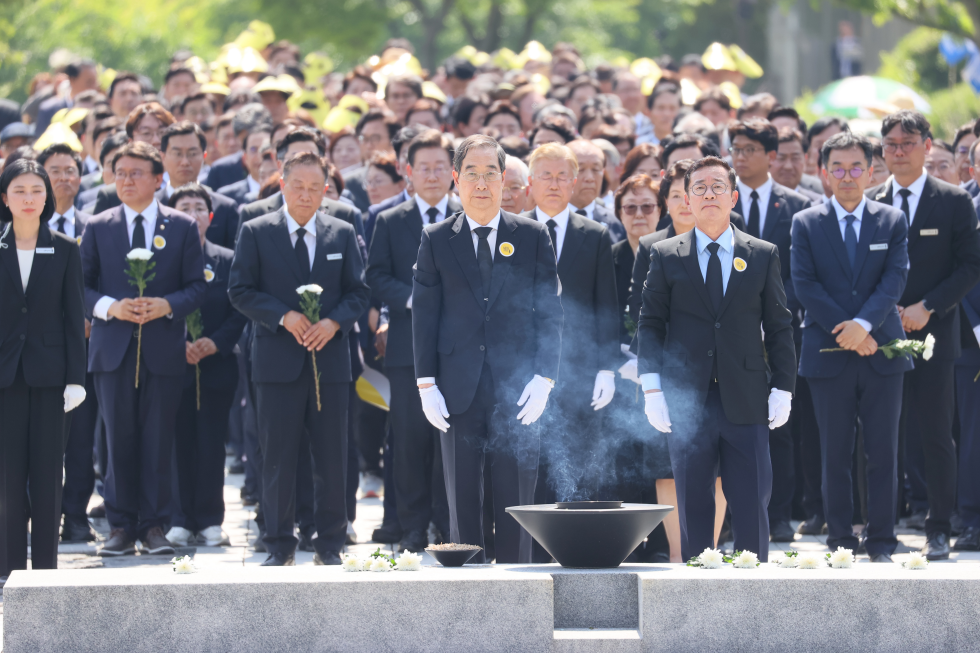 Memorial service held for ex-President Roh Moo-hyun