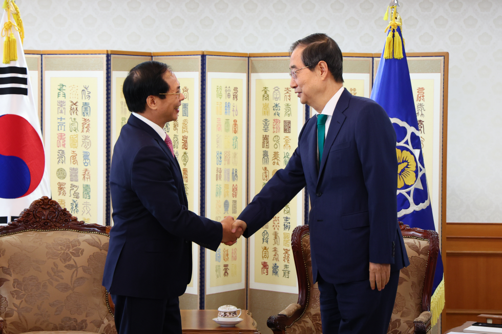PM meets Vietnamese FM Bui Thanh Son