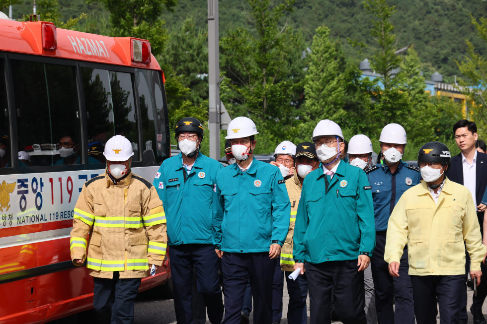 PM visits the site of a fire at a primary lithium battery factory