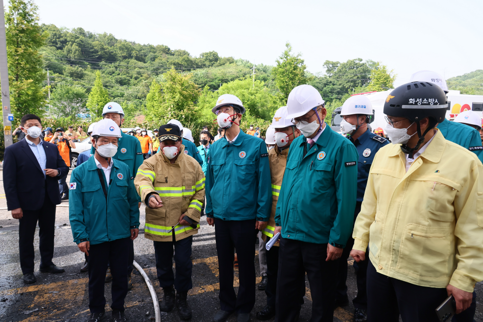 PM visits the site of a fire at a primary lithium battery factory