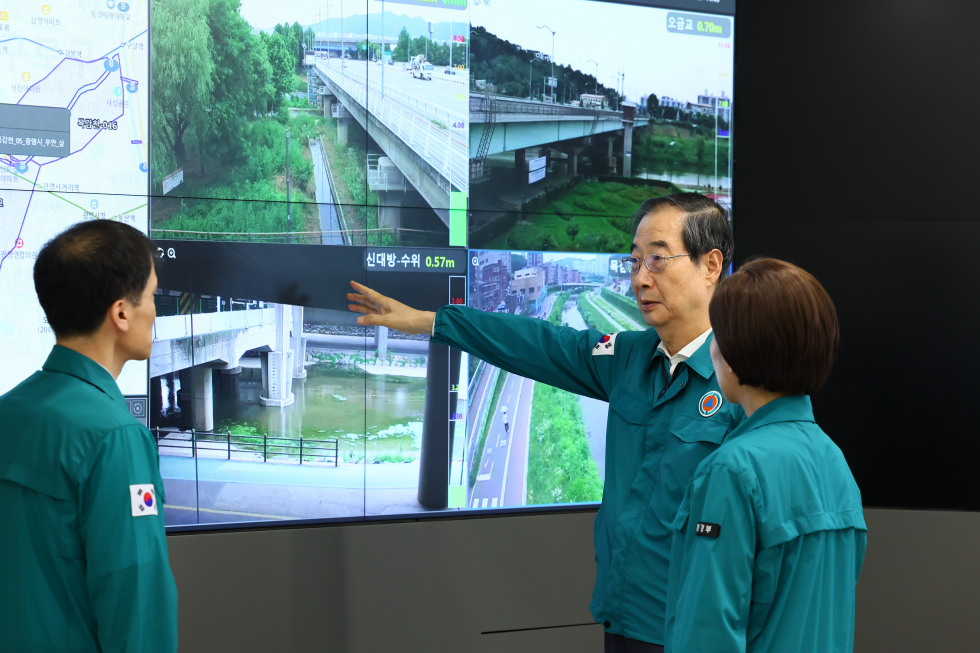PM inspects flood control office