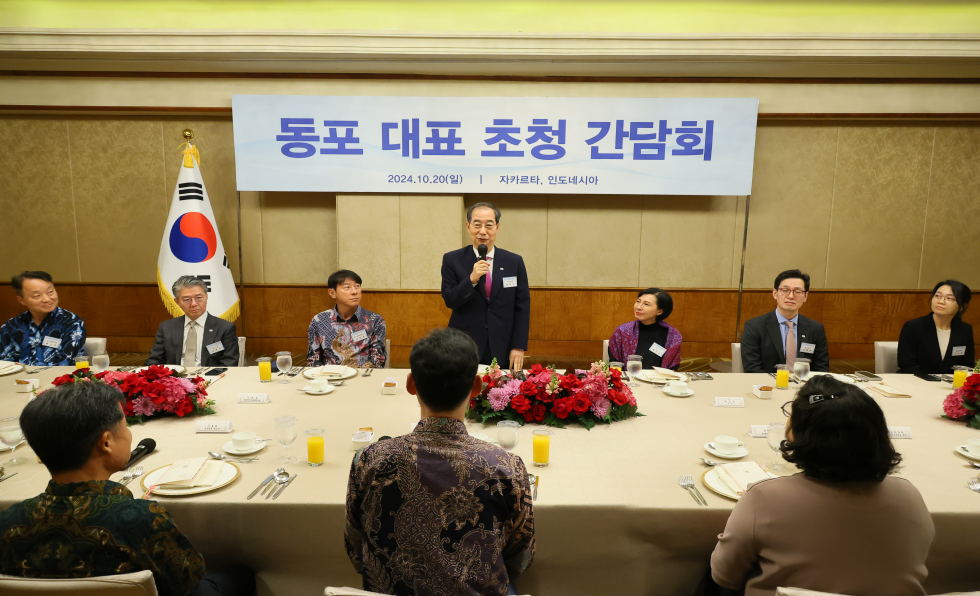 PM meets Korean residents in Indonesia