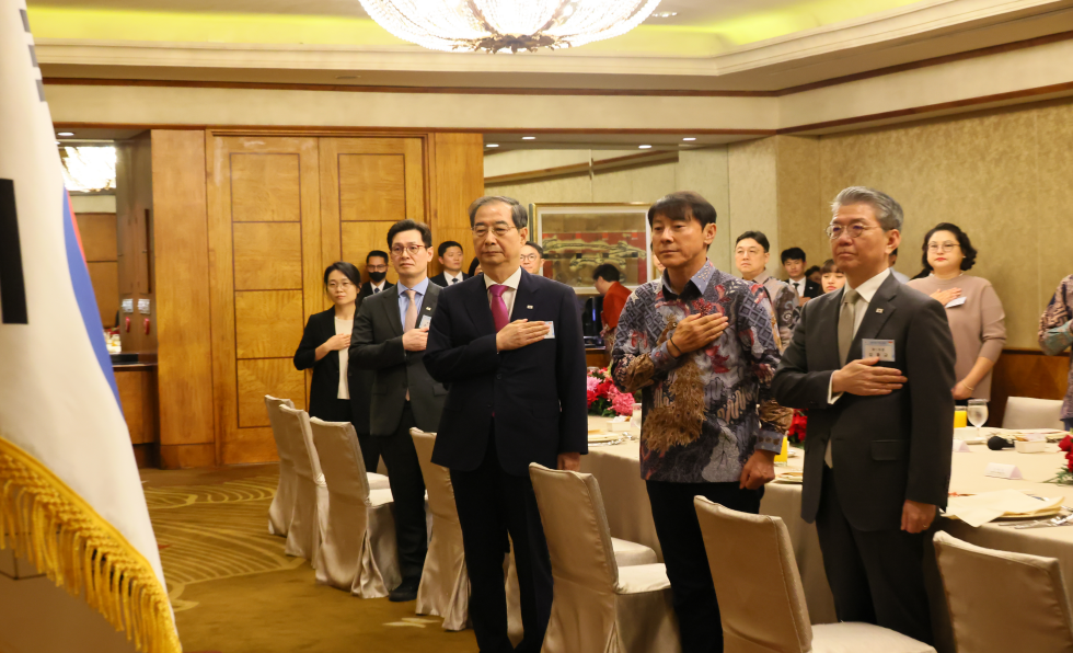 PM meets Korean residents in Indonesia