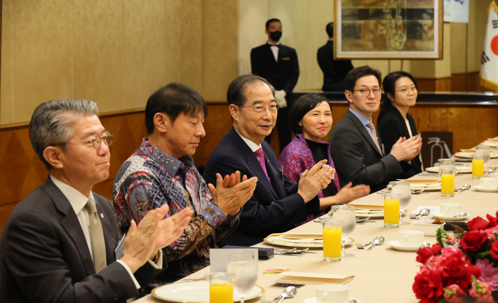 PM meets Korean residents in Indonesia