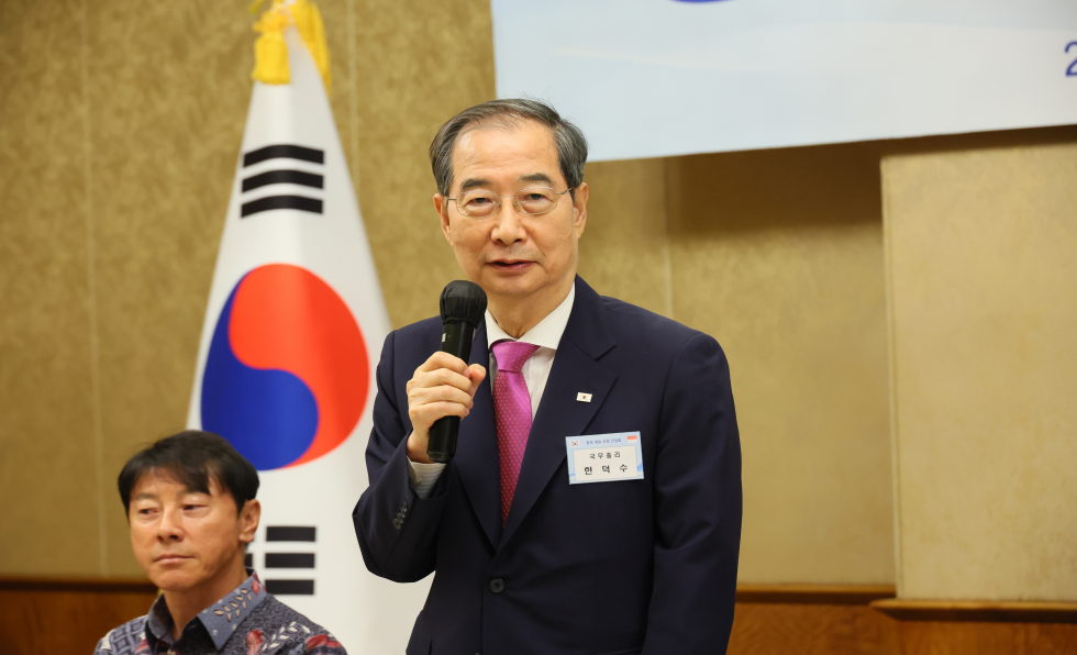 PM meets Korean residents in Indonesia