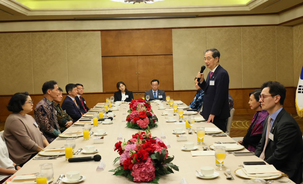 PM meets Korean residents in Indonesia