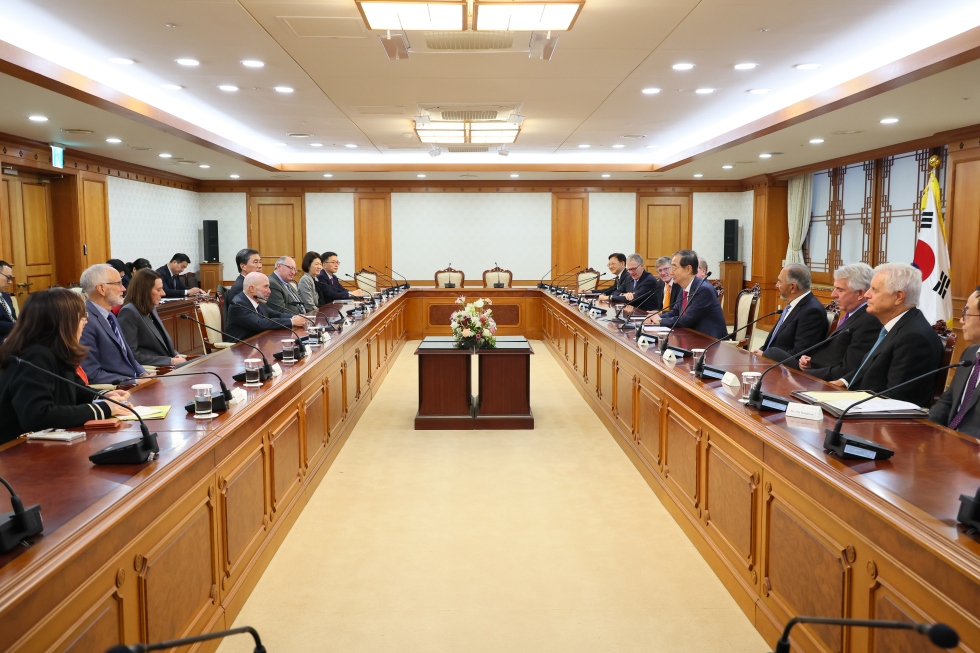 PM meets head of the Limited U.S.-Korea Business Council