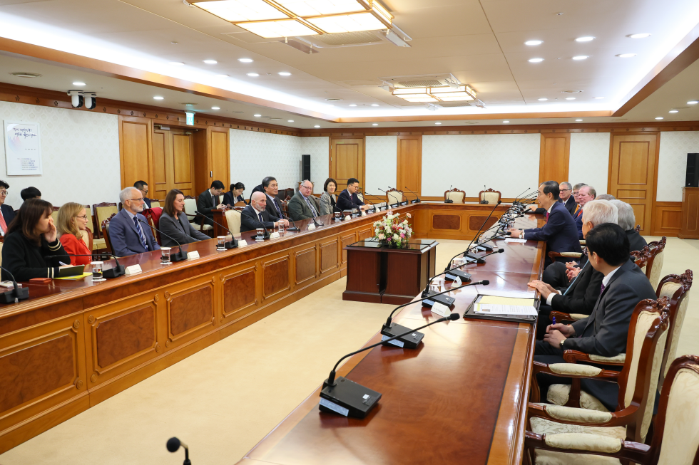 PM meets head of the Limited U.S.-Korea Business Council