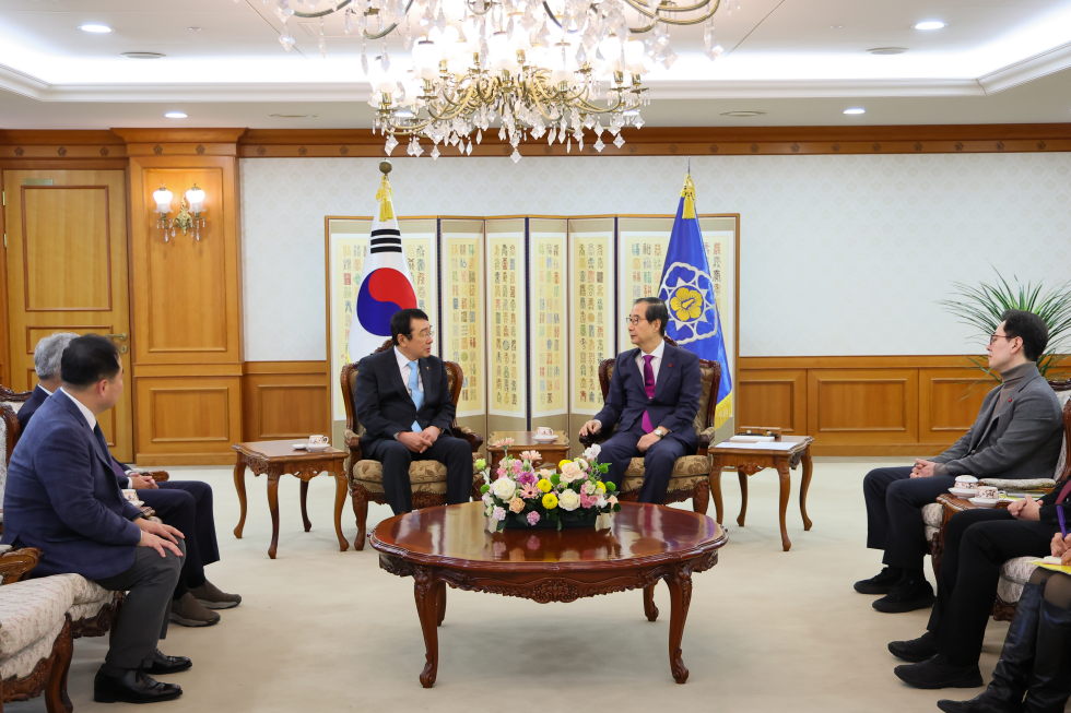 Acting President and Prime Minister given Christmas seals