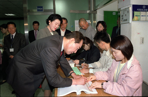총리 내외분 제17대 국회의원 투표