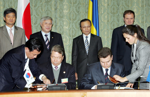 한.우크라이나 총리 조약서명식 임석