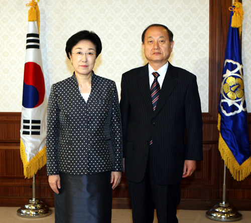 김용덕 동북아역사재단 이사장 임명장 수여