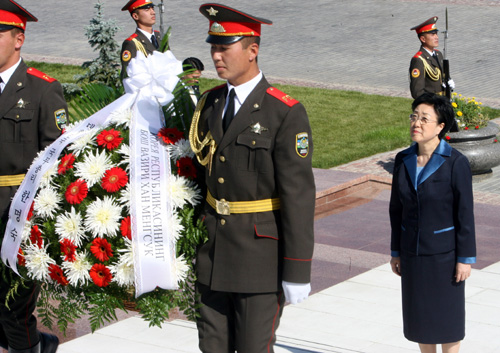 우즈베키스탄 독립기념비 헌화