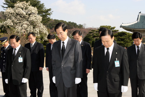 07.4.4(수) 한덕수 총리 국립묘지 참배
