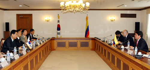 07.9.3(월) 산토스 콜롬비아 부통령 회담