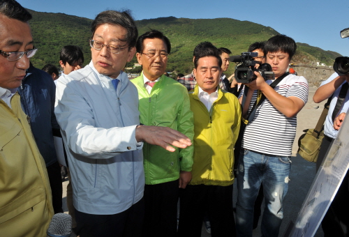 김 총리, 가거도 태풍 피해 현장 방문