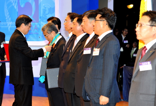 김 총리, 국가품질경영대회 포상 수여
