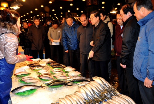 김 총리, 노량진수산시장 방문