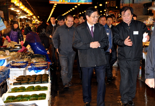 김 총리, 노량진수산시장 방문