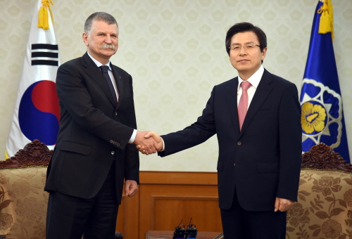 Hwang meets Hungarian parliamentary leader