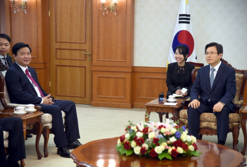 PM Hwang meets Vietnam official