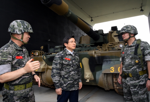 PM visits front-line artillery unit