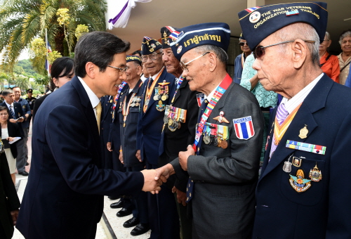  PM visits Thai military unit that served in Korean War