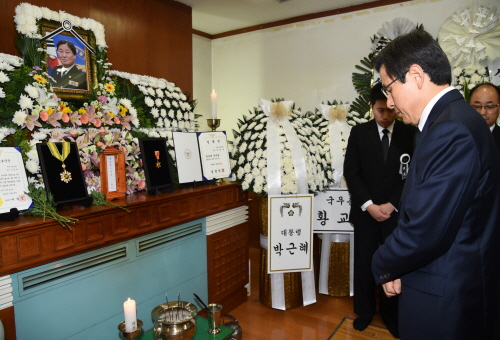 Paying respects to the late Kim Chang-ho, a policeman who died on duty