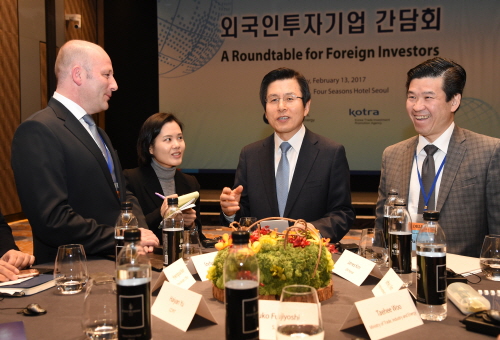Hwang attends A Round Table for Foreign Investors hosted by American Chamber of Commerce