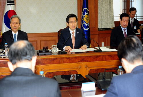 Hwang Acting Presides and Prime Minister over a National Security Council conference