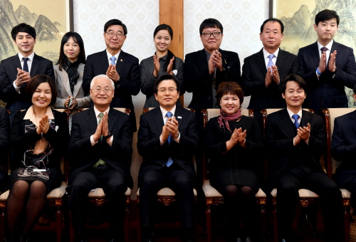Hwang Acting Presides and Prime Minister over Open Roundtable for Good Social Corporations