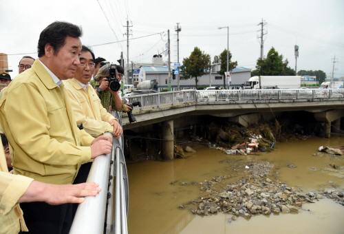 Visiting Flood-stricken Areas for Safety Check