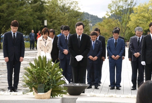 Visited the grave of former president Roh Moo-hyun