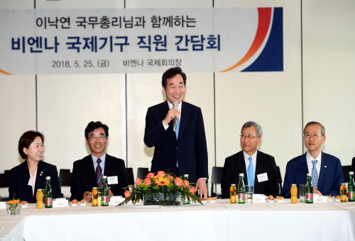 PM speaks with S. Koreans working for int'l organizations