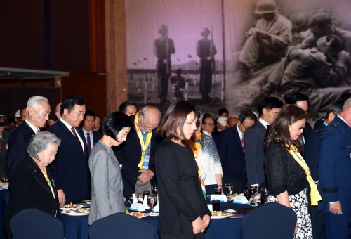 PM Lee with Korean War veterans